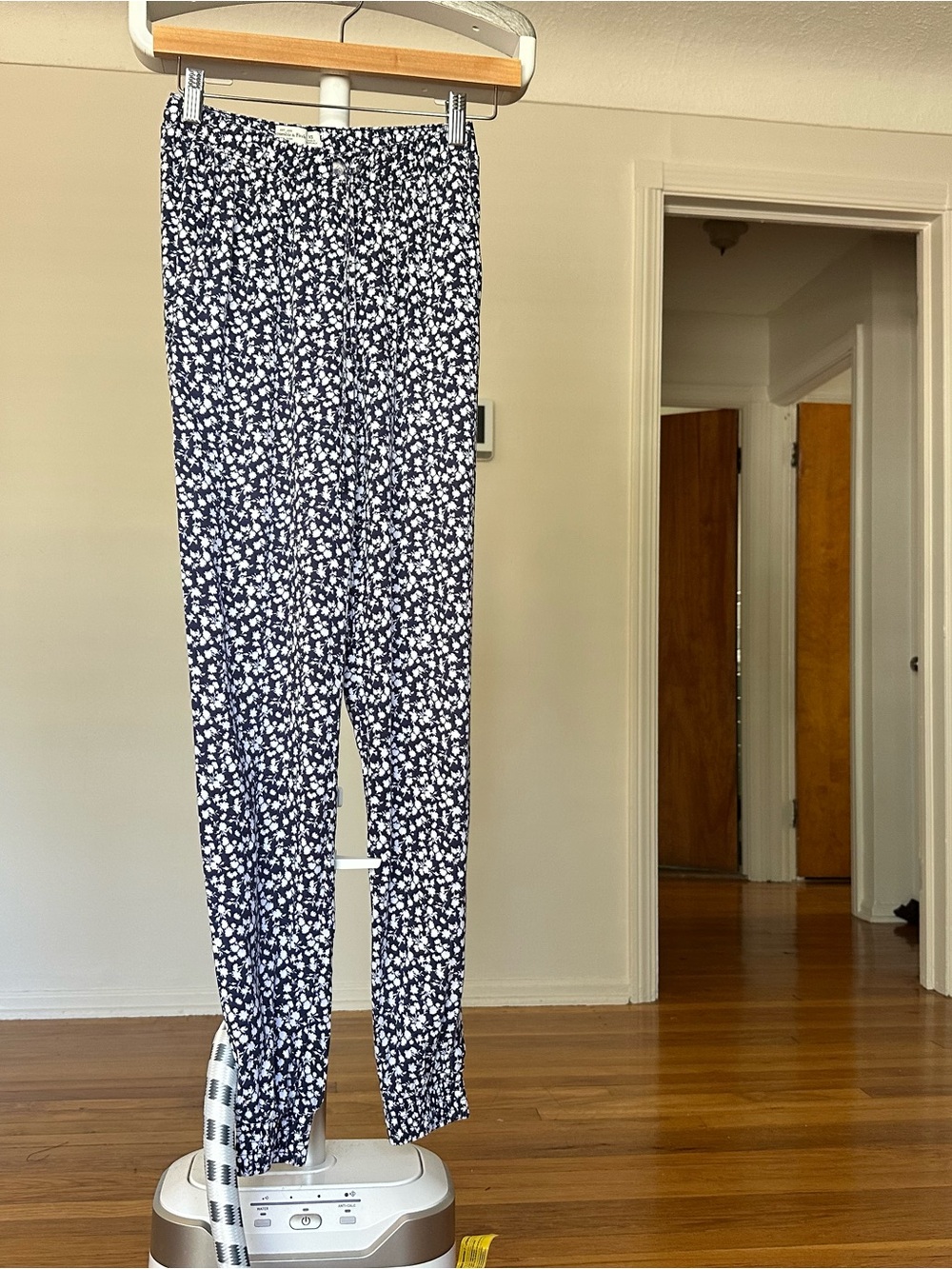 Abercrombie & Fitch Navy and White Floral Pants XS